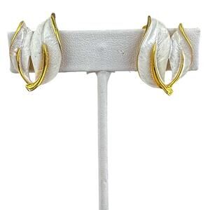 Sarah Coventry Clip On Earrings Pearlized Perfection White Enamel Goldtone Trim